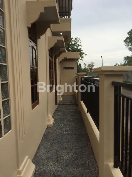 image RUMAH HOOK 2 LANTAI CENTER POINT SIAP HUNI (2)