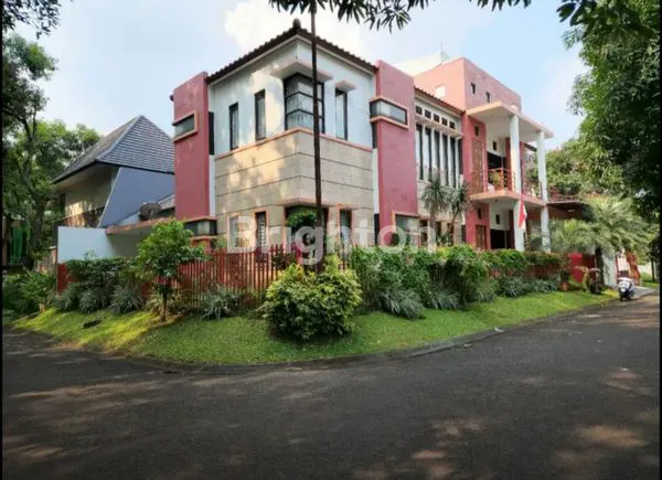 image RUMAH MEWAH HOEK ADA KOLAM RENANG DEKAT BINTARO JAYA TANGERANG SELATAN  (3)