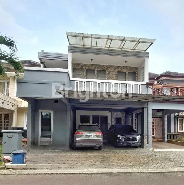 image RUMAH 2.5 LANTAI SIAP HUNI FULL FURNISHED DI KOTA WISATA (1)