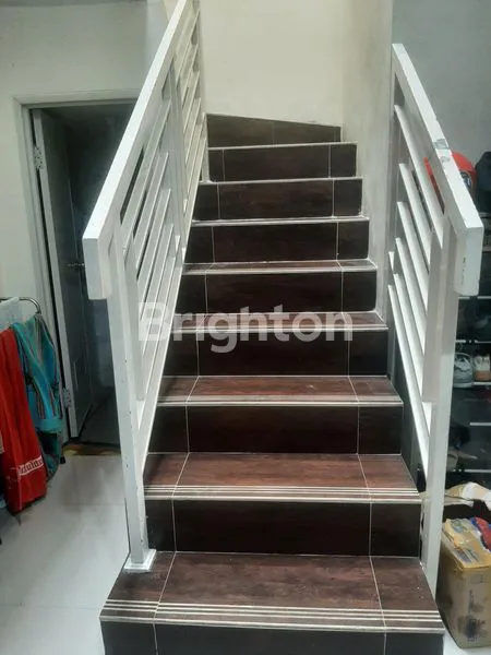 image RUMAH DUA LANTAI SIAP HUNI DAN STRATEGIS DIDALAM KOMPLEK DEPOK DUA (4)