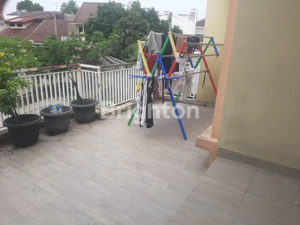 image RUMAH DUA LANTAI SIAP HUNI DAN STRATEGIS DIDALAM KOMPLEK DEPOK DUA (6)