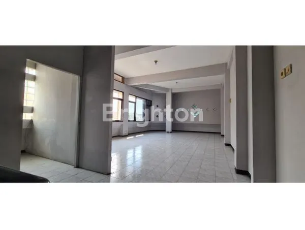 image RUKO TENGAH KOTA SIAP PAKAI! MINIM RENOV! LOKASI STRATEGIS DAN BANGUNAN TERAWAT!!! 4 LANTAI! ROW JALAN 4 MOBIL PAPASAN!! HANYA 200 M KE PLAZA SINGOSAREN!! (3)