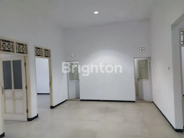 image RUMAH DI FAJAR INDAH COCOK UNTUK KANTOR 2 LANTAI FULL BANGUNAN DENGAN RUANGAN YANG CUKUP BANYAK ISTIMEWA DILENGKAPI DENGAN AC DEKAT PINTU  TOL DAN DEKAT DENGAN MANAHAN (3)