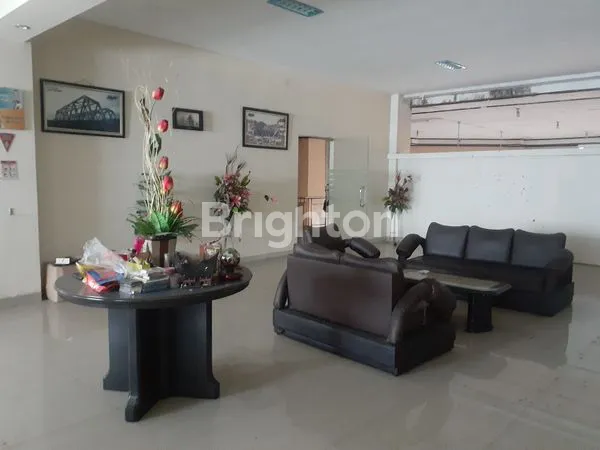 JEBRES GEDUNG BEKAS SHOWROOM MOBIL SEMI AKTIF SIAP PAKAI