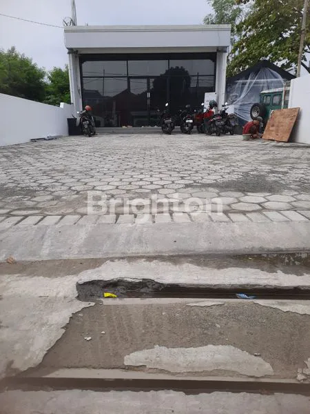 KANTOR DI JALAN STRATEGIS