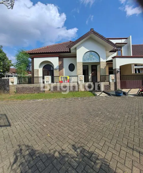 image RUMAH HOOK STRATEGIS DUA LANTAI DI PERUMAHAN PERMATA JINGGA (1)