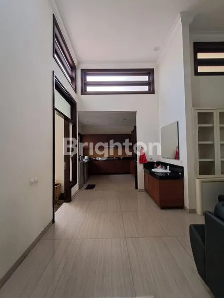 image RUMAH HOOK STRATEGIS DUA LANTAI DI PERUMAHAN PERMATA JINGGA (3)