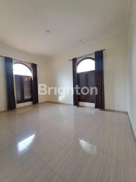 image RUMAH HOOK STRATEGIS DUA LANTAI DI PERUMAHAN PERMATA JINGGA (7)