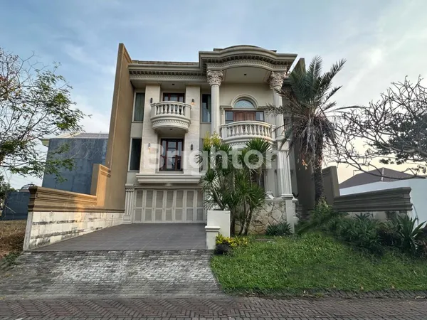 image RUMAH KLASIK 2 LANTAI AREA GOLF CITRALAND DEKAT GWALK, UC, GRAHA DAN PAKUWON INDAH (1)