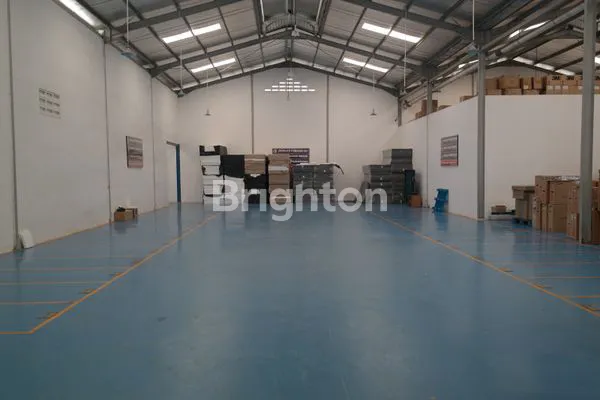 GUDANG RAPIH DI JALAN RAYA BEKASI PINGGIR TOL CAKUNG BARAT JAKARTA TIMUR