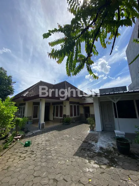 image DIJUAL RUMAH KLASIK FULL FURNISH LUAS DI DAERAH JALAN MAHAKAM BELAKANG LAVALETTE RAMPALCELAKET MALANG (1)