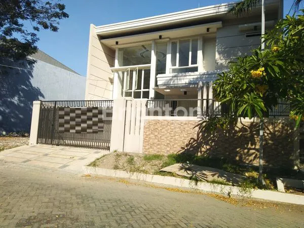 image RUMAH MEWAH 2 LANTAI NYAMAN DAN BAGUS VILLA ROYAL SURABAYA (1)