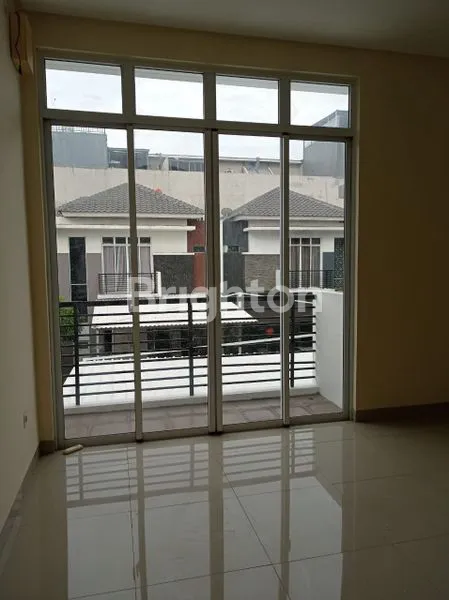 image RUMAH GREEN LAKE CITY, CLUSTER AMERIKA LATIN, HOEK, UNIT SPESIAL 3 VIEW, 2 LANTAI (4)