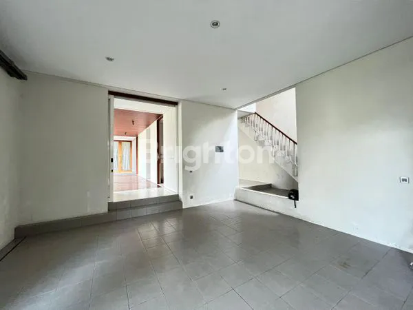 image RUMAH LIMITED EDITION KARYA ARSITEK TERNAMA BUDI HARMUNANTO DI CLUSTER EKSKLUSIF DI KOTA BARU PARAHYANGAN (2)