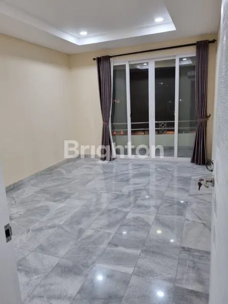 image RUMAH 2.5 LANTAI BAGUS SIAP HUNI SUNTER (2)