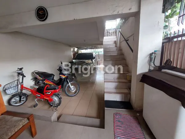 image RUMAH HOOK PINGGIR JALAN KEMANGGISAN PALMERAH JAKARTA BARAT (2)