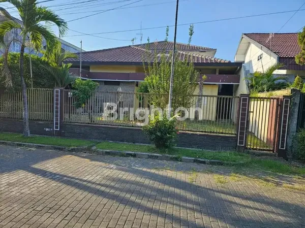 image RUMAH 2 LANTAI LUAS DI MENUR (1)