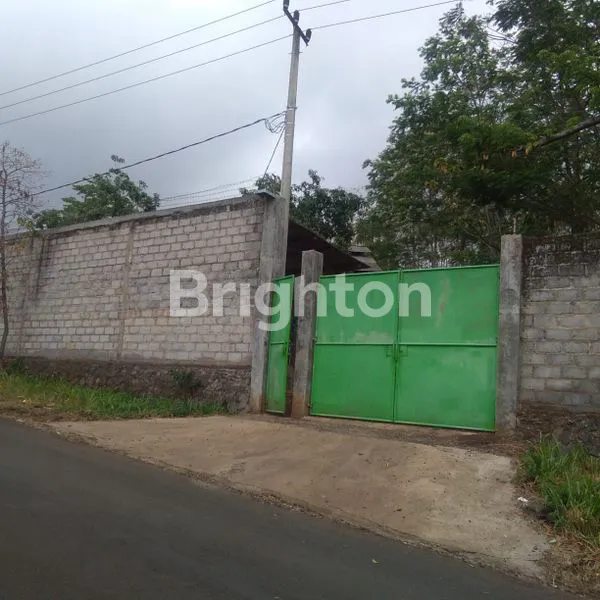 LAHAN PERTENAKAN AYAM DAN PERKEBUNAN MANGGA (SEKITAR 100 POHON) , ADA RUMAH DAN GUDANG DENGAN LUAS BANGUNAN 300 M². LOKASI DEKAT WISATA AGROWISATA BHAKTI ALAM PASURUAN