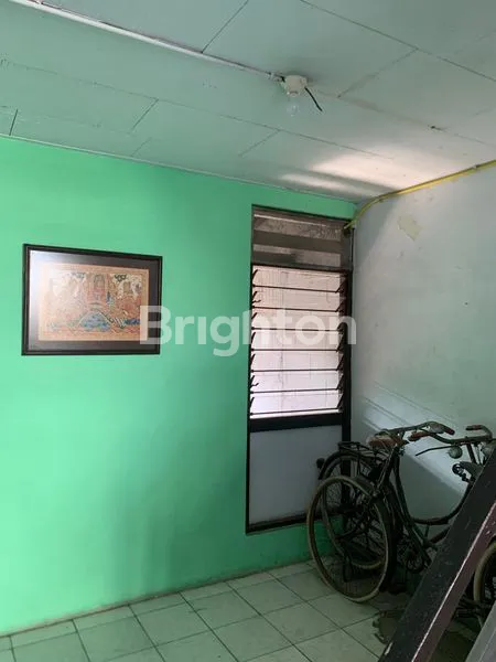 image RUMAH TUA HITUNG TANAH DI PERUMNAS DEPOK JAYA (2)