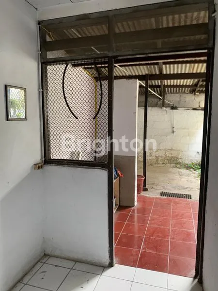 image RUMAH TUA HITUNG TANAH DI PERUMNAS DEPOK JAYA (4)