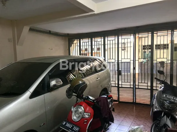 image RUMAH 2 LANTAI DENGAN CARPORT DI UTAN KAYU MATRAMAN JAKARTA SIAP HUNI (4)