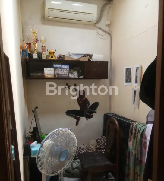 image RUMAH 2 LANTAI DENGAN CARPORT DI UTAN KAYU MATRAMAN JAKARTA SIAP HUNI (8)