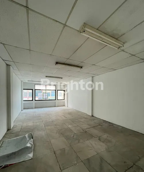 image RUKO 4 LANTAI DEKAT PELABUHAN DI MITRA BAHARI PLUIT SIAP PAKAI (6)