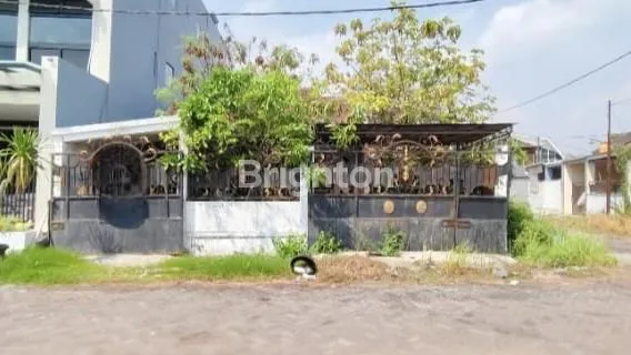 image RUMAH LAMA HANYA +/-100METERAN DARI RENCANA JALAN OERR, RUMAH HITUNG TANAH HOOK DI SUKOLILO PARK REGENCY, SURABAYA (1)