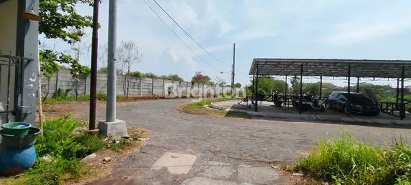 image RUMAH LAMA HANYA +/-100METERAN DARI RENCANA JALAN OERR, RUMAH HITUNG TANAH HOOK DI SUKOLILO PARK REGENCY, SURABAYA (2)