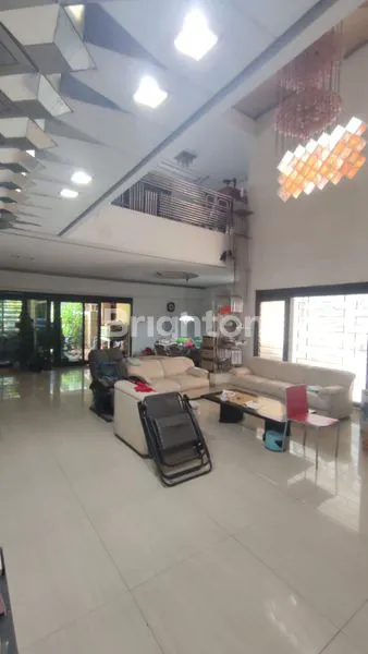 image DI SEWAKAN RUMAH USAHA 2 LANTAI RAYA MANYAR KERTOARJO (2)