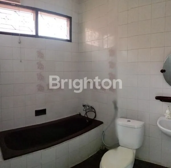 image RUMAH ASRI DENGAN TAMAN DEPAN DAN TAMAN BELAKANG YANG LUAS DI VILLA DUTA (7)