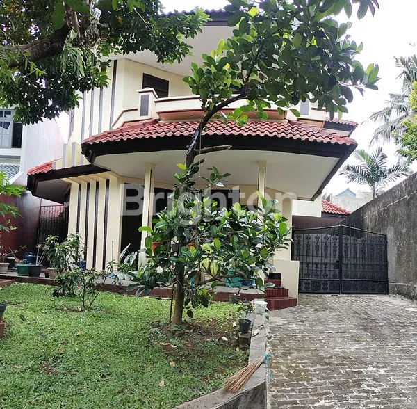 image RUMAH ASRI DENGAN TAMAN DEPAN DAN TAMAN BELAKANG YANG LUAS DI VILLA DUTA (1)