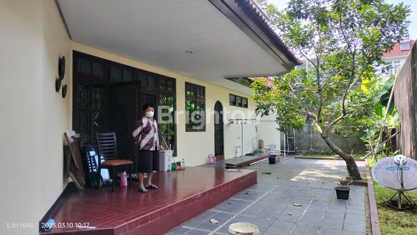image RUMAH ASRI DENGAN TAMAN DEPAN DAN TAMAN BELAKANG YANG LUAS DI VILLA DUTA (4)