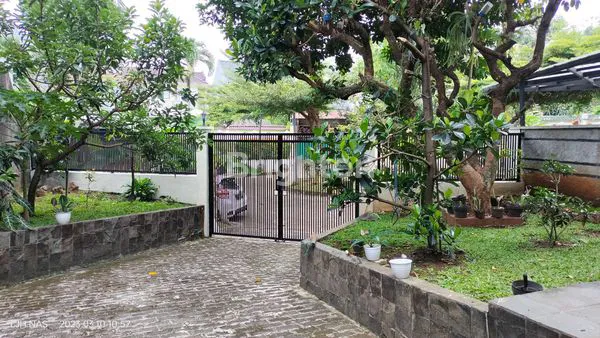 image RUMAH ASRI DENGAN TAMAN DEPAN DAN TAMAN BELAKANG YANG LUAS DI VILLA DUTA (6)
