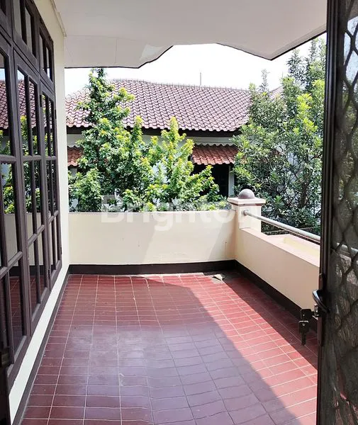 image RUMAH ASRI DENGAN TAMAN DEPAN DAN TAMAN BELAKANG YANG LUAS DI VILLA DUTA (5)
