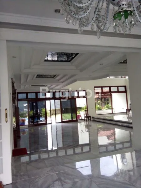 image RUMAH CANTIK DI KAWASAN PONDOK INDAH DEKAT DENGAN SEKOLAH JIS LENGKAP DENGAN SWIMMING POOL (5)