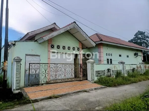 image RUMAH TEMPAT TINGGAL DENGAN MEMELLKI TAMAN YANG TERTATA RAPI (3)