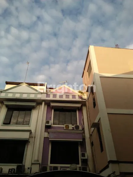 image RUKO 3 LANTAI SIAP HUNI LOKASI STRATEGIS RAYA WARU (1)