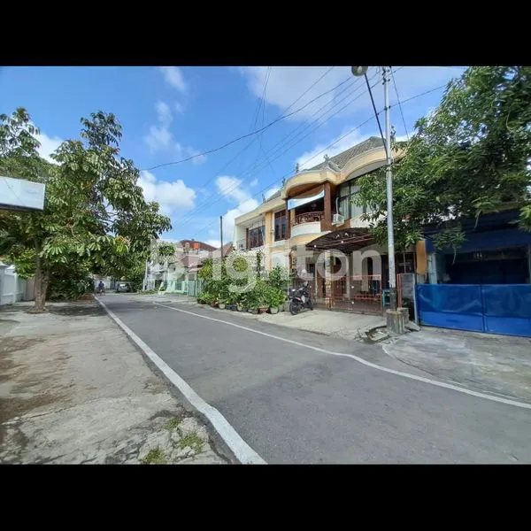 image RUMAH SIAP PAKAI! 2 LANTAI, ROW JALAN 3 MOBIL PAPASAN!! ESTETIK BUDAYA JAWA! SANGAT TERAWAT SERTA NUANSA KLASIK JAWA! ISTIMEWA (2)
