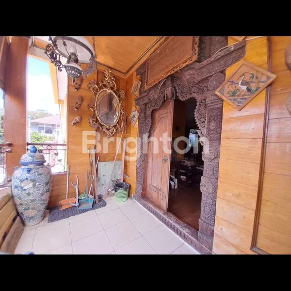 image RUMAH SIAP PAKAI! 2 LANTAI, ROW JALAN 3 MOBIL PAPASAN!! ESTETIK BUDAYA JAWA! SANGAT TERAWAT SERTA NUANSA KLASIK JAWA! ISTIMEWA (4)