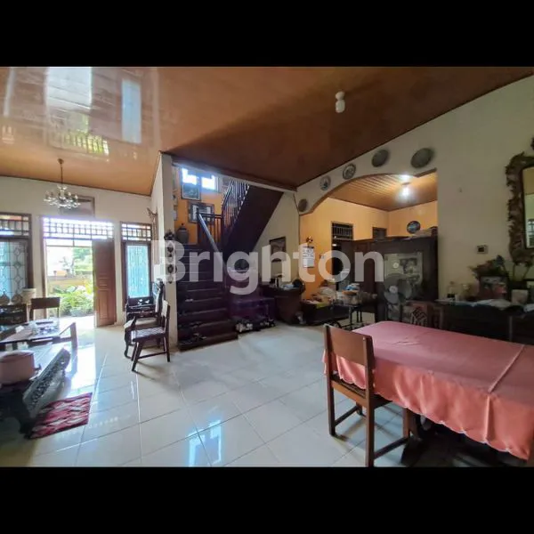 image RUMAH SIAP PAKAI! 2 LANTAI, ROW JALAN 3 MOBIL PAPASAN!! ESTETIK BUDAYA JAWA! SANGAT TERAWAT SERTA NUANSA KLASIK JAWA! ISTIMEWA (5)