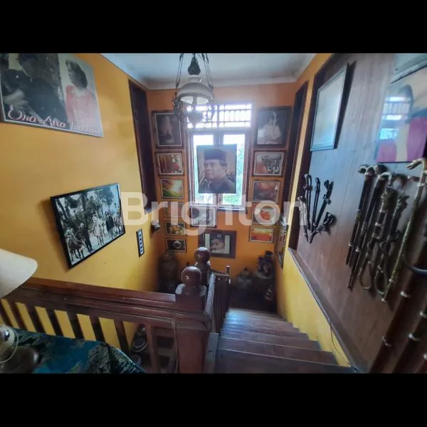 image RUMAH SIAP PAKAI! 2 LANTAI, ROW JALAN 3 MOBIL PAPASAN!! ESTETIK BUDAYA JAWA! SANGAT TERAWAT SERTA NUANSA KLASIK JAWA! ISTIMEWA (7)