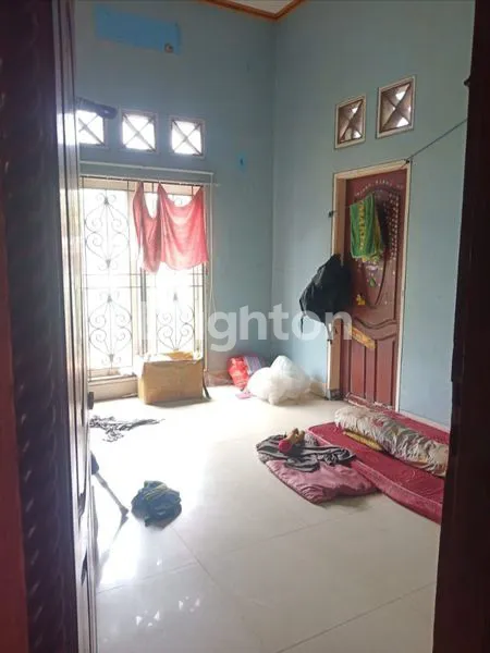 image RUMAH TEMPAT TINGGAL DENGAN MEMELLKI TAMAN YANG TERTATA RAPI (4)