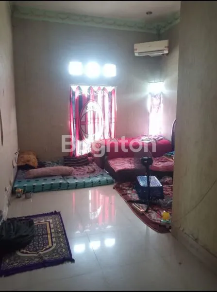 image RUMAH TEMPAT TINGGAL DENGAN MEMELLKI TAMAN YANG TERTATA RAPI (5)