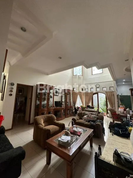 RUMAH MEWAH, CANTIK DAN ASRI LOKASI STRATEGIS