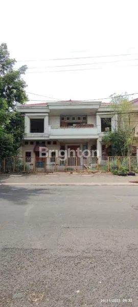 RUMAH USAHA DI PUSAT KOTA SURABAYA, LOKASI RAMAI, COCOK UNTUK RESTO, SHOWROOM, KLINIK