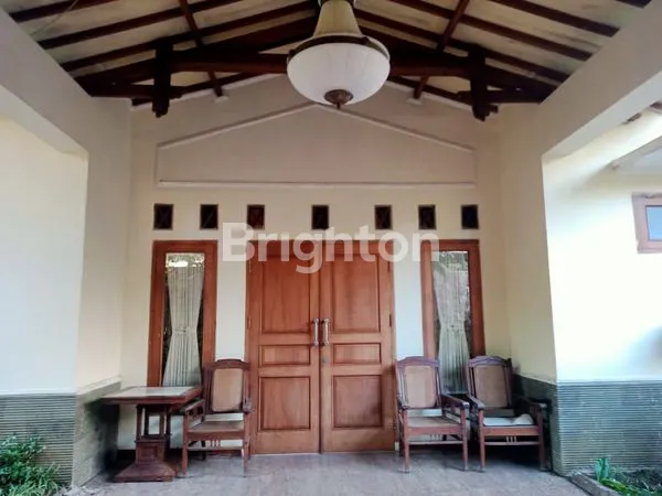 image RUMAH MEWAH SIAP HUNI DENGAN HALAMAN LUAS - LAWANG (2)