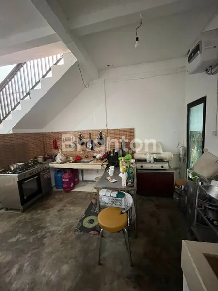 image RUMAH TINGGAL ONE GATE SYSTEM SIAP HUNI FULLY FURNISHED  SATU SETENGAH LANTAI DEKAT PANTAI SABA (7)