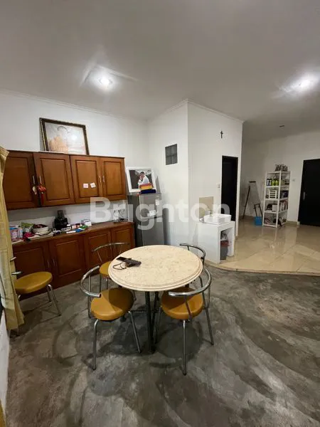 image RUMAH TINGGAL ONE GATE SYSTEM SIAP HUNI FULLY FURNISHED  SATU SETENGAH LANTAI DEKAT PANTAI SABA (2)