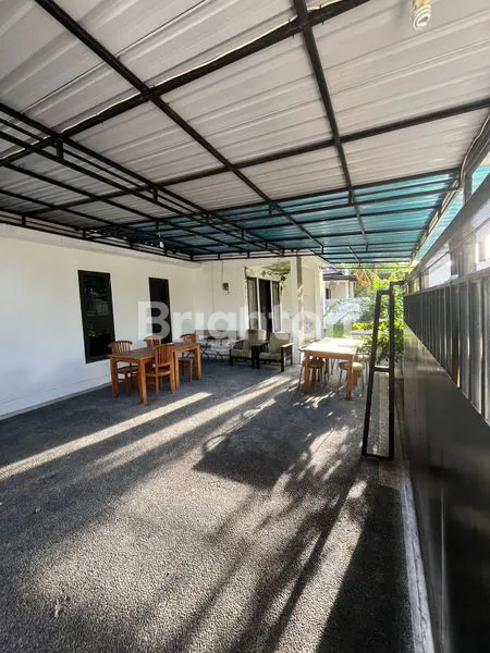 image RUMAH TINGGAL ONE GATE SYSTEM SIAP HUNI FULLY FURNISHED  SATU SETENGAH LANTAI DEKAT PANTAI SABA (8)